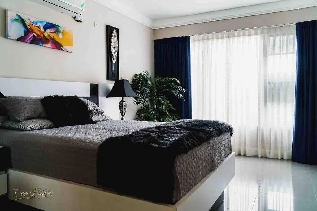 Luxury Kingston Apt - Pool & Free Parking 20 South 0*,  Τζαμάικα