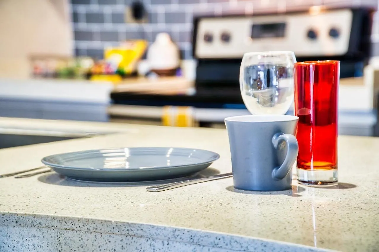 Διαμέρισμα Luxury Kingston Apt - Pool & Free Parking 20 South