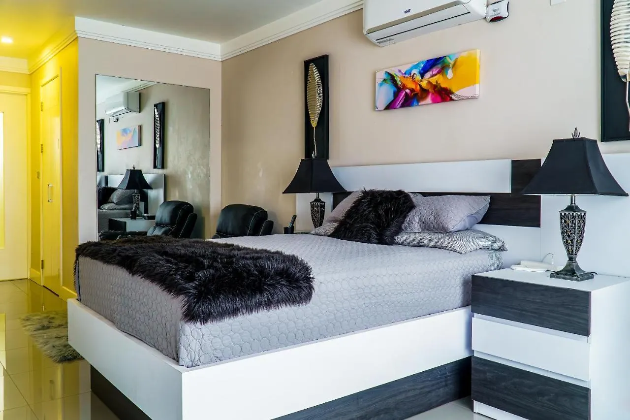 Luxury Kingston Apt - Pool & Free Parking 20 South 0*,